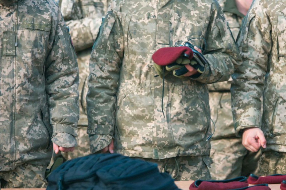 Militärische Kopfbedeckungen - was bedeuten die Farben der Baskenmützen?